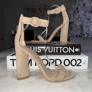New Kendall + Kylie Giselle Nude Suede Ankle Strap Block Heel Sandals Womens 10